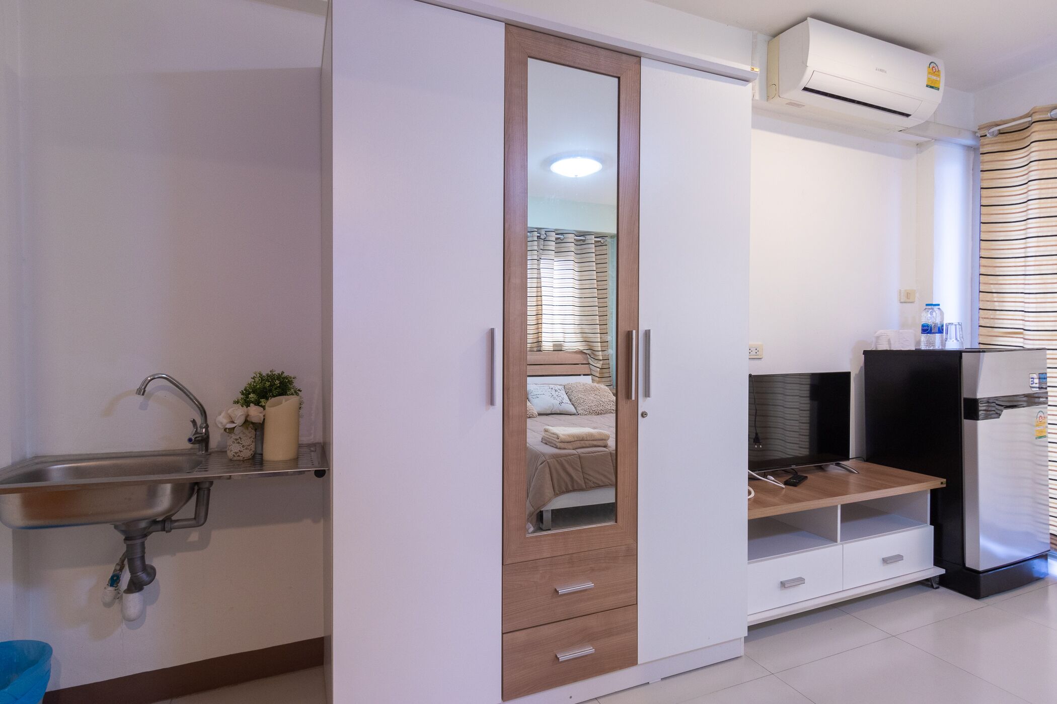 Desk, laptop workspace, free WiFi