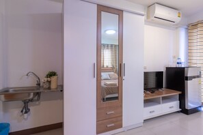 Escritorio, espacio para trabajar con laptop y wifi gratis