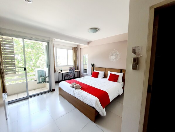 Escritorio, espacio para trabajar con laptop y wifi gratis