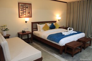 Honeymoon Room | In-room safe, desk, iron/ironing board - Sophia's Garden Resort (Coron)