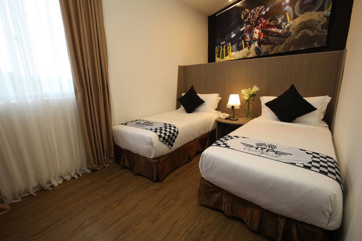 Standard Twin Room, 2 Single Beds | Premium bedding, minibar, in-room safe, desk