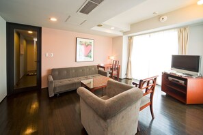 Een kluis op de kamer, een strijkplank/strijkijzer, gratis wifi