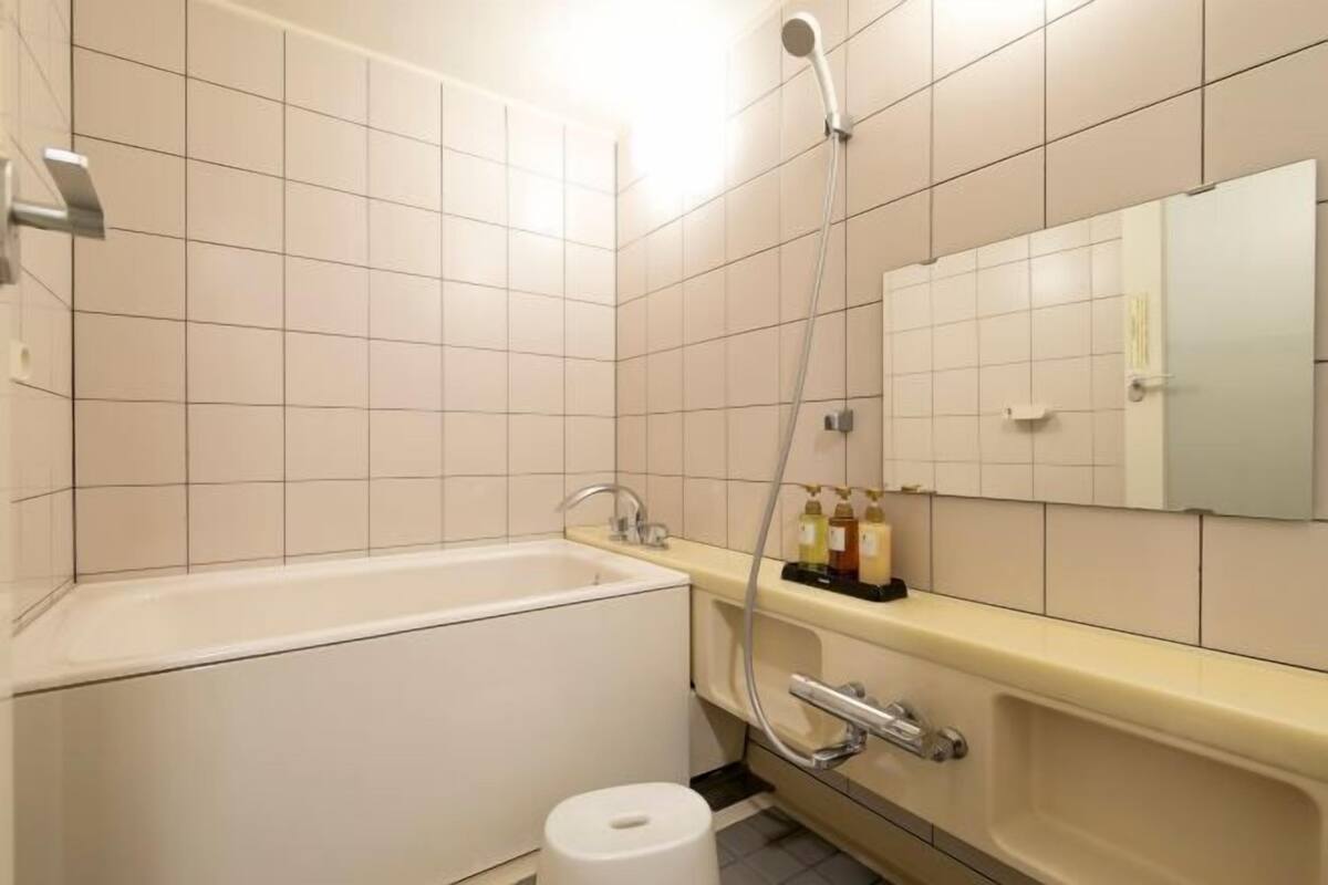 Ducha y bañera combinadas y artículos de higiene personal gratuitos