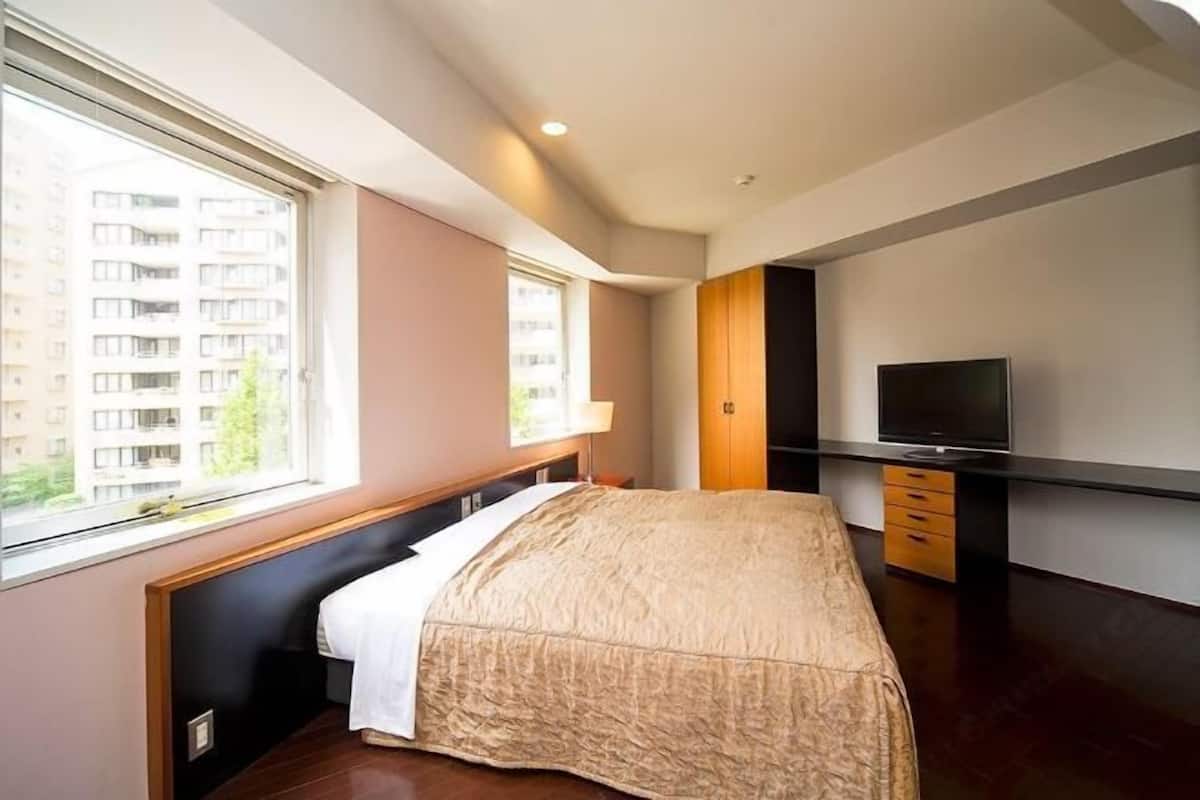 In-room safe, iron/ironing board, free WiFi, bed sheets