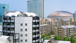 Horitzó urbà modern amb edificis alts, incloent-hi una estructura amb forma de cúpula característica i un edifici rectangular alt amb façana motllurada.