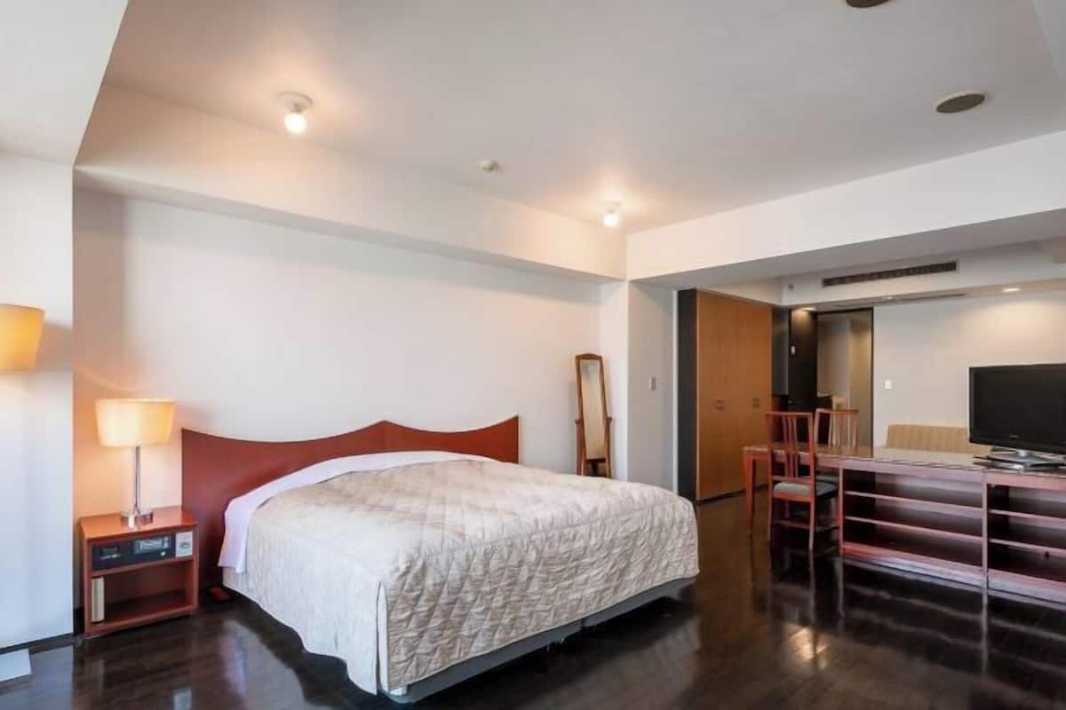 1 bedroom, in-room safe, iron/ironing board, free WiFi