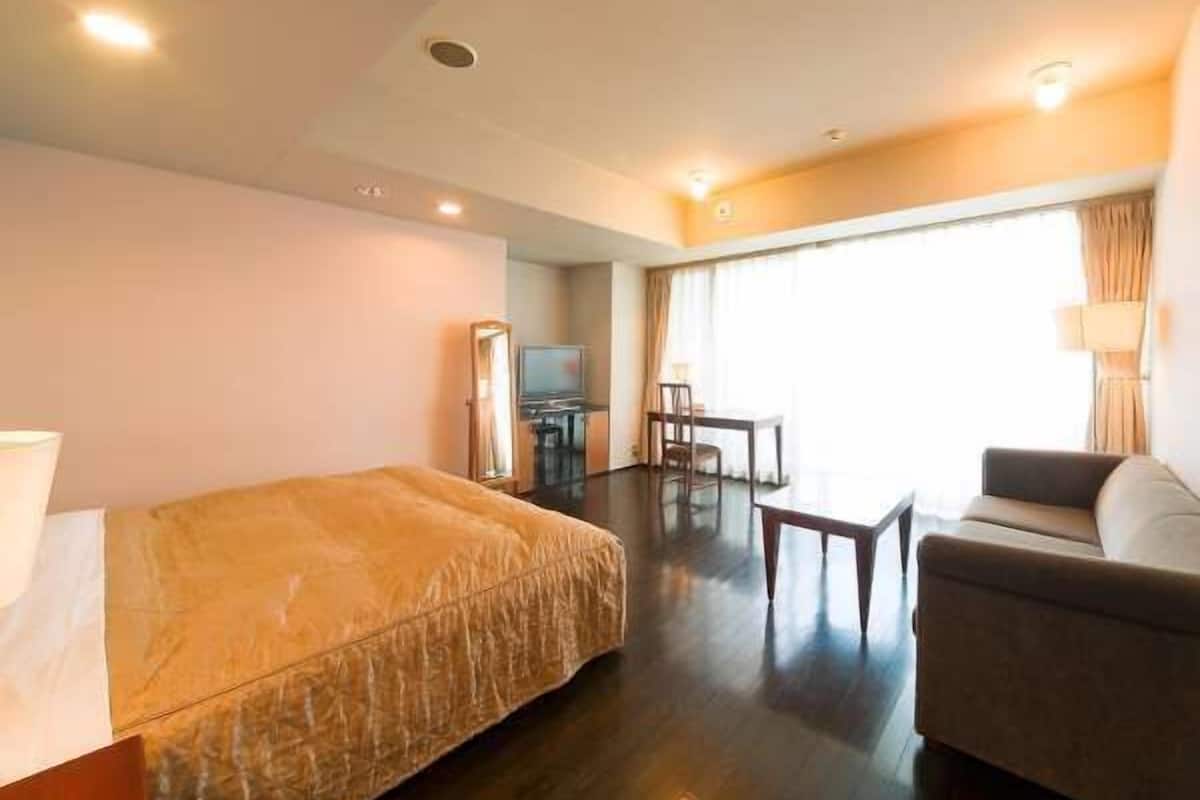 1 bedroom, in-room safe, iron/ironing board, free WiFi