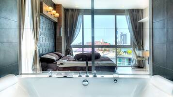 Signature Suite, 3 Bedrooms | Jetted bathtub
