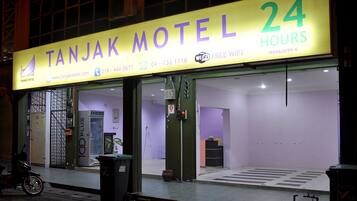 واجهة المنشأة - في المساء/الليل