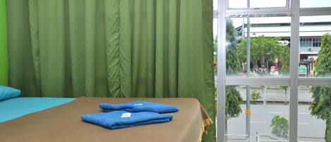 Tabla de planchar con plancha, wifi gratis y ropa de cama