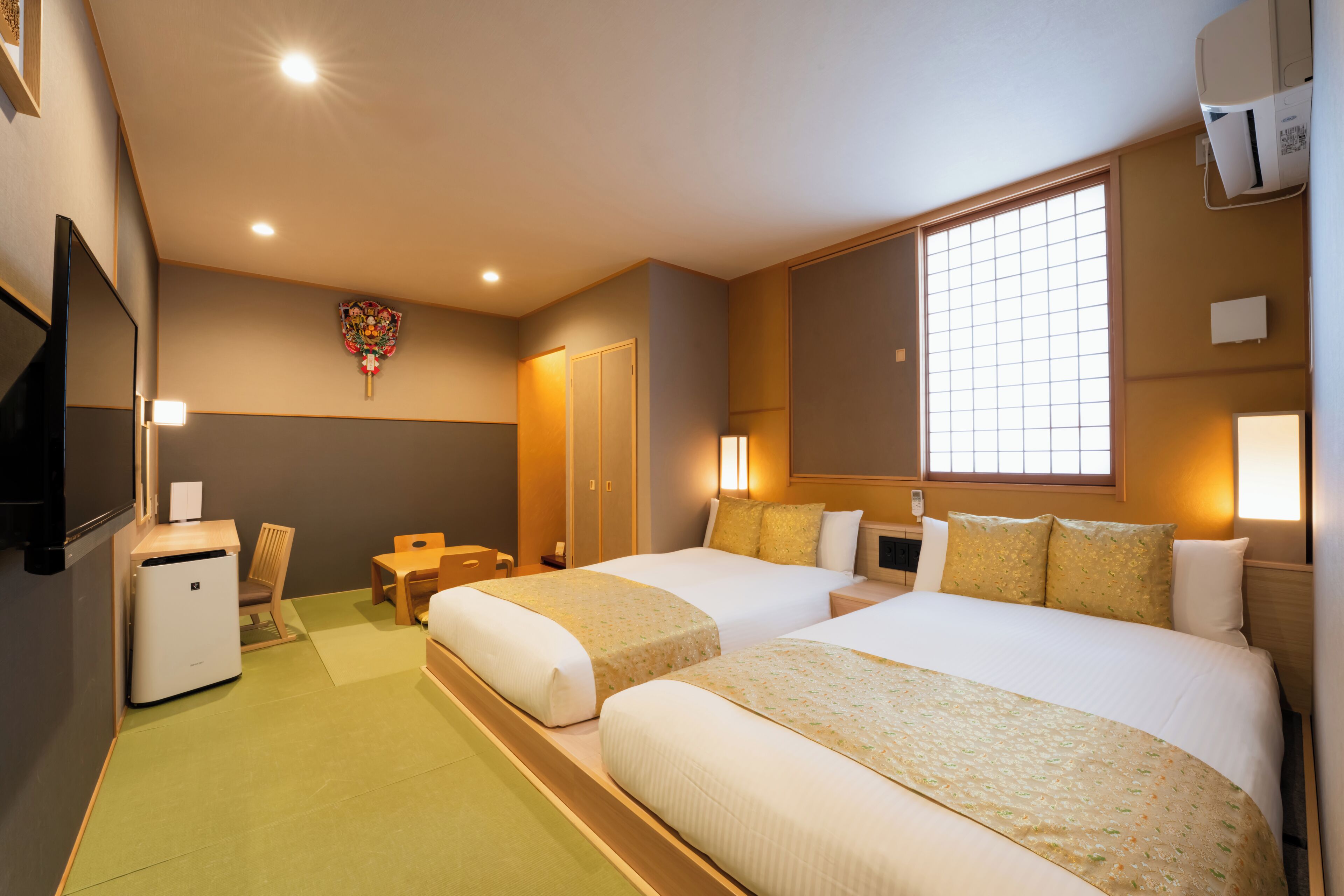 Kamar Twin Premier, 1 kamar tidur, Bebas Asap Rokok (Room of Takara) | Selimut bulu angsa, brankas, meja kerja, dan ruang kerja ramah laptop