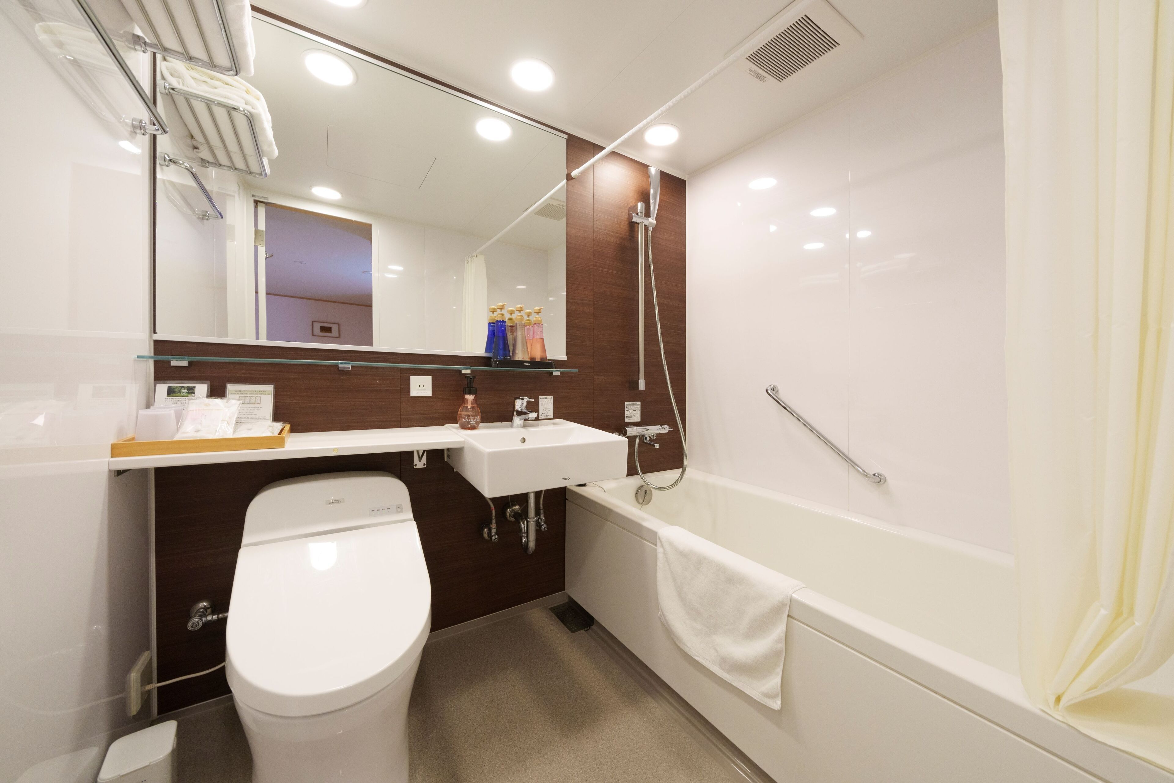 love fulfillment room, non smoking | bathroom | combined shower/bathtub, free toiletries, hair dryer, slippers