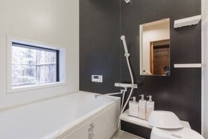 Casa (Machiya Entire) | Baño | Tina y regadera independientes y tina profunda 