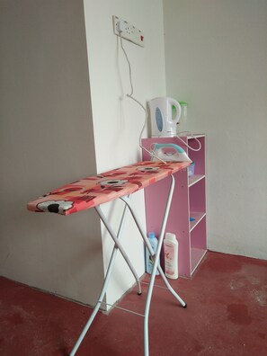Tabla de planchar con plancha y Internet por cable gratuito