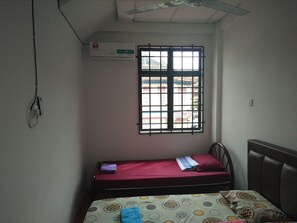 Habitación triple (Budget) | Tabla de planchar con plancha y Internet por cable gratuito