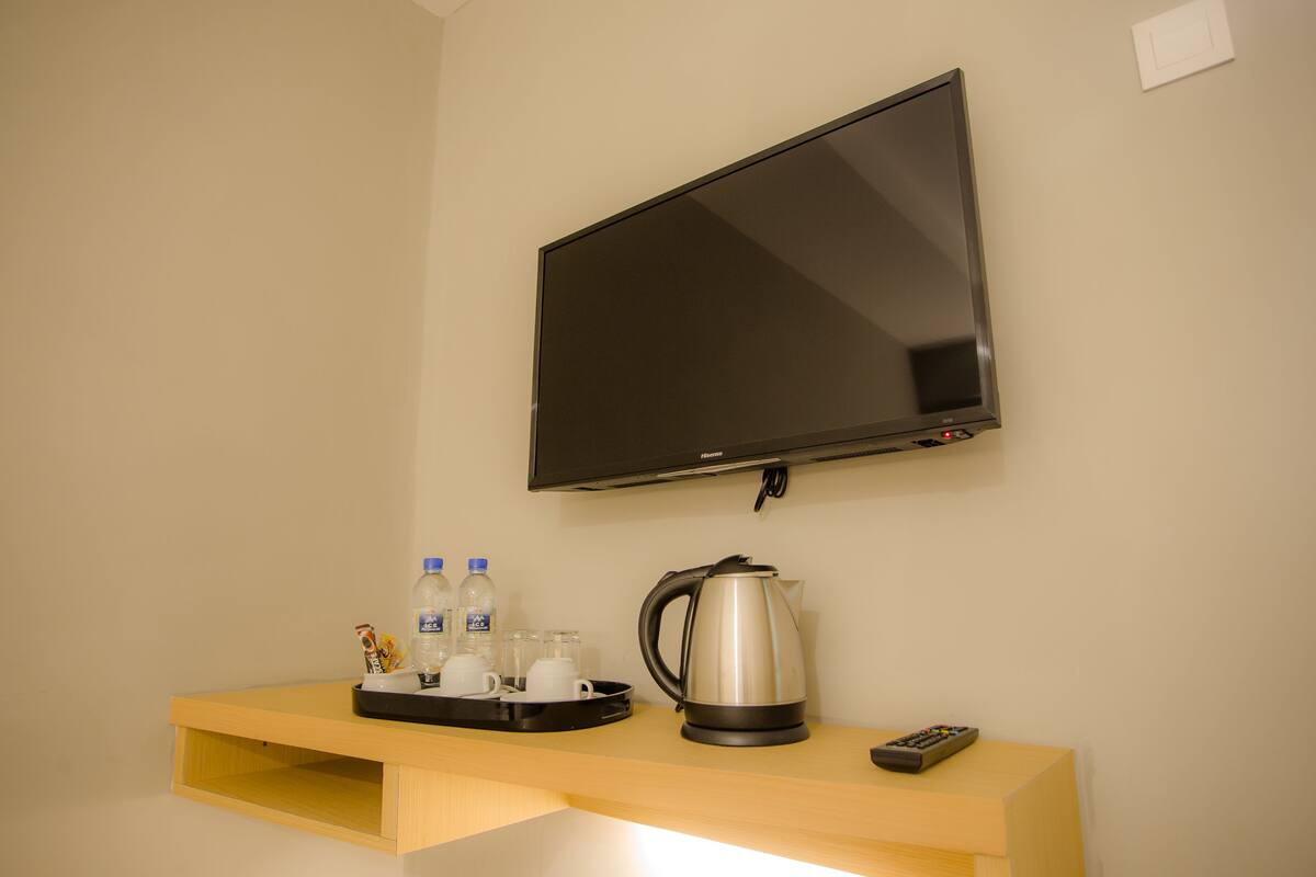 Desk, soundproofing, iron/ironing board, free WiFi