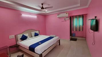 In-room safe, free WiFi, bed sheets