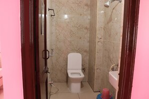 Shower, free toiletries, towels - Sujan Residencys (Tirupati)