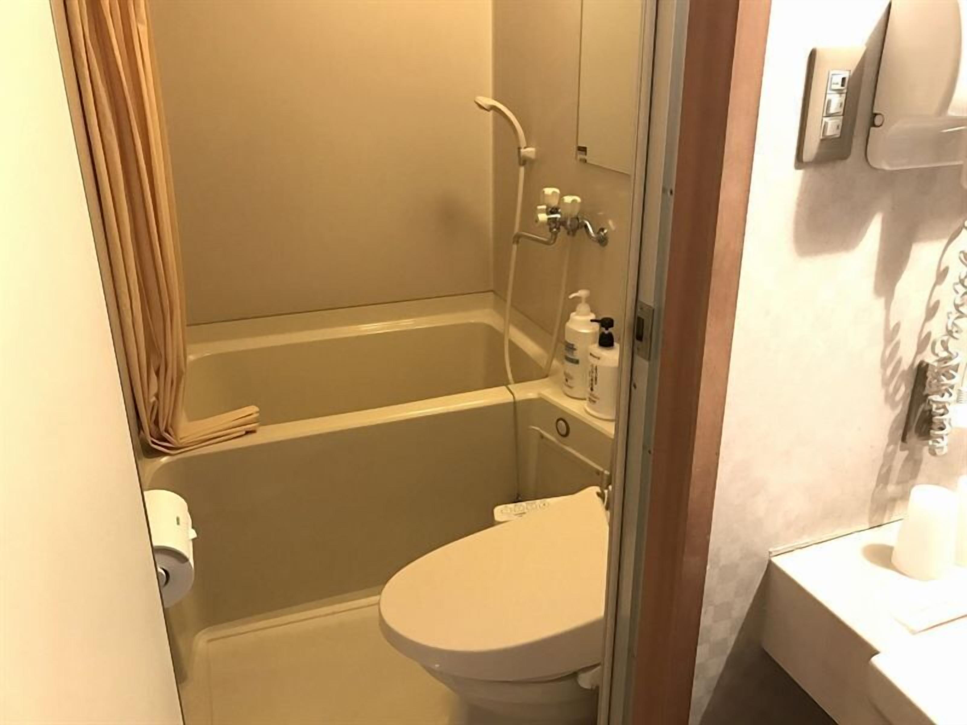 deluxe twin room (private bathroom) | bathroom | free toiletries, slippers, bidet, towels
