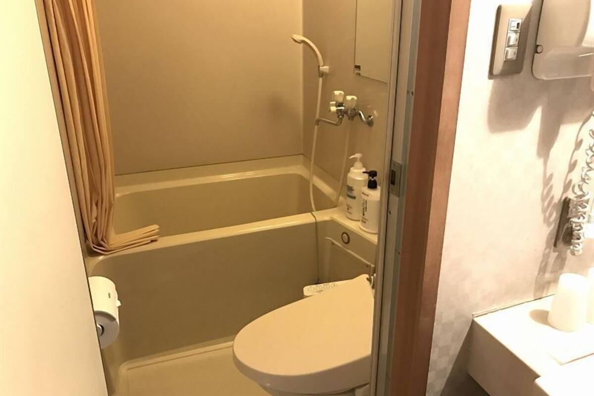 deluxe twin room (private bathroom) | bathroom | free toiletries, slippers, bidet, towels