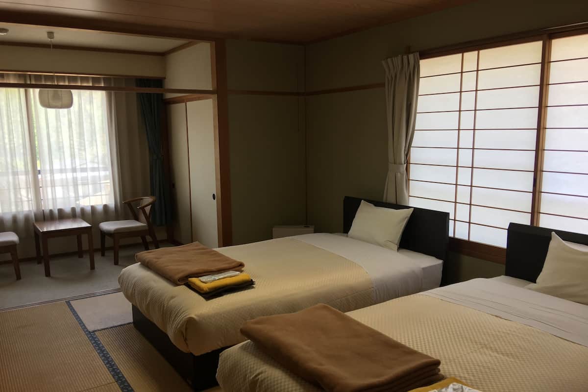 Deluxe Twin Room (Private Bathroom)