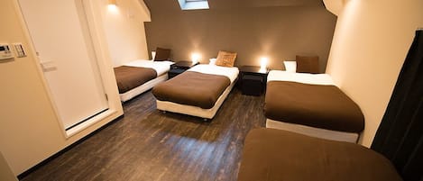 Familien-Vierbettzimmer, 4 Schlafzimmer (Family Room (4 Beds) w/Bathroom ) | Kostenloses WLAN, Bettwäsche
