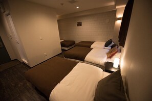 Firemannsrom – familie, 4 soverom (Family Room (4 Beds) w/Bathroom ) | Wi-fi (inkludert) og sengetøy