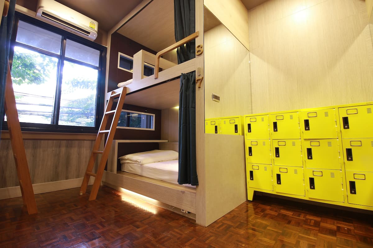 Soundproofing, free WiFi, bed sheets
