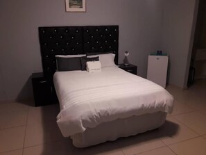 Desk, free WiFi, bed sheets - Jessma Bed and Breakfast (Walvis Bay)