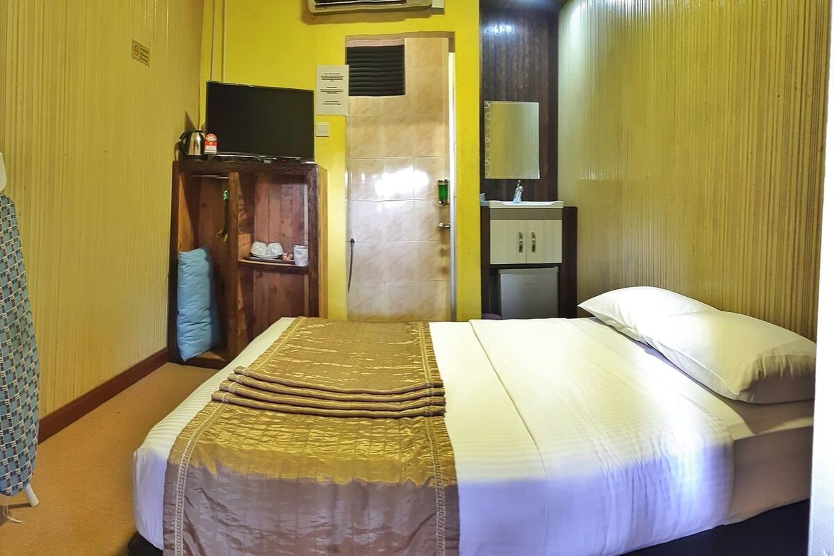 Standard Queen Room | Room amenity