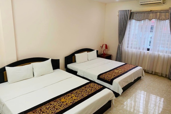 Eenvoudige kamer, 1 twee- of 2 eenpersoonsbedden, 2 eenpersoonsbedden | Luxe beddengoed, een minibar, een bureau, een laptopwerkplek