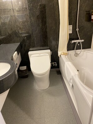 Dusche, kostenlose Toilettenartikel, Haartrockner, Hausschuhe