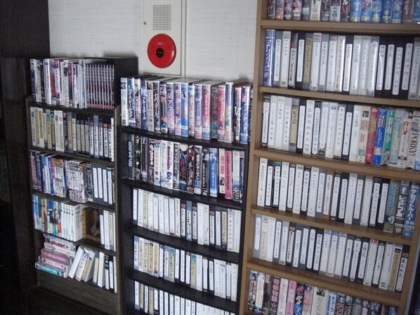 Una estantería llena de libros y DVD.