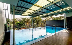 Sisäuima-allas, ulkouima-allas