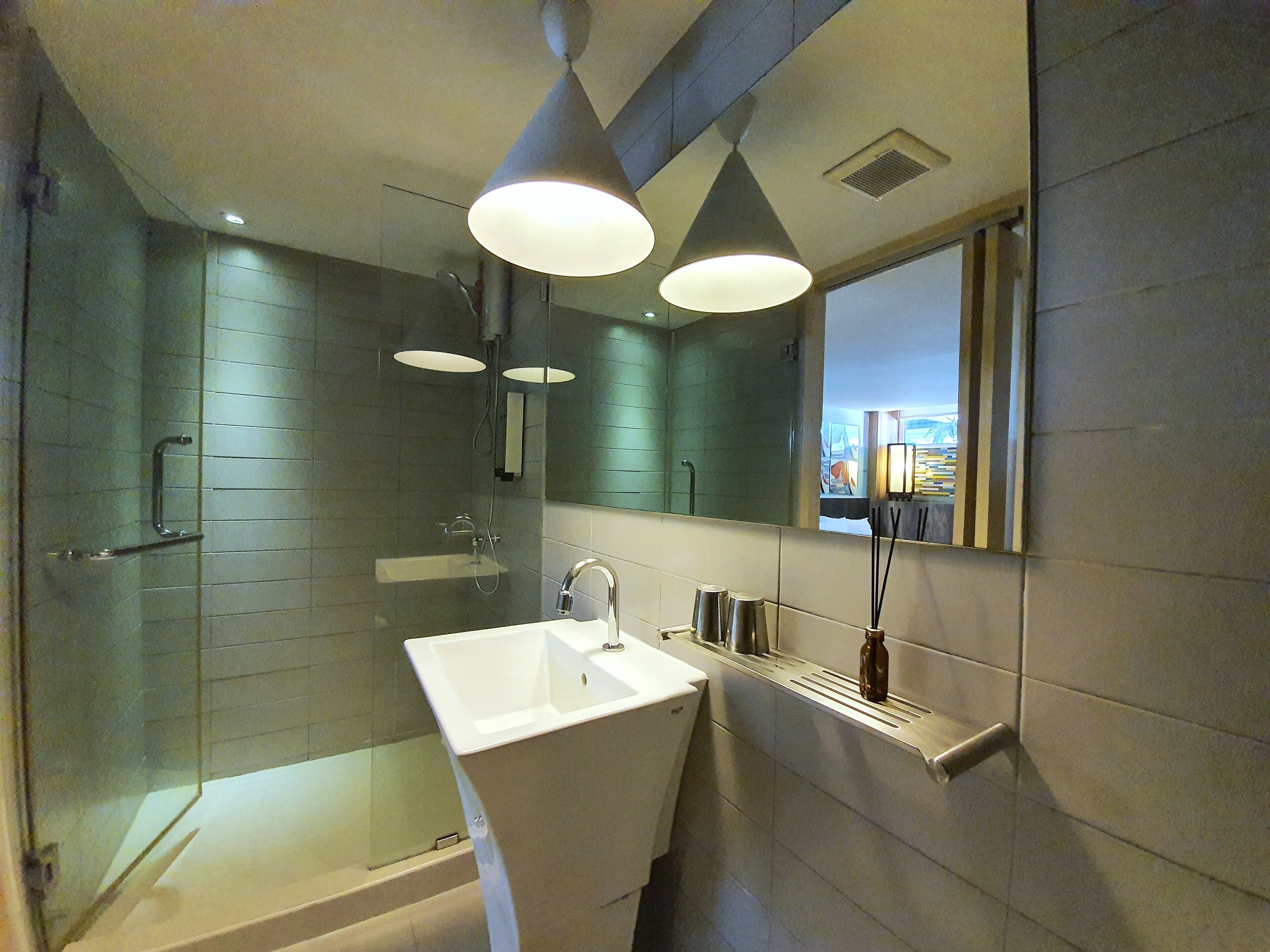 Photo - Somewhere to Escape - Hometel