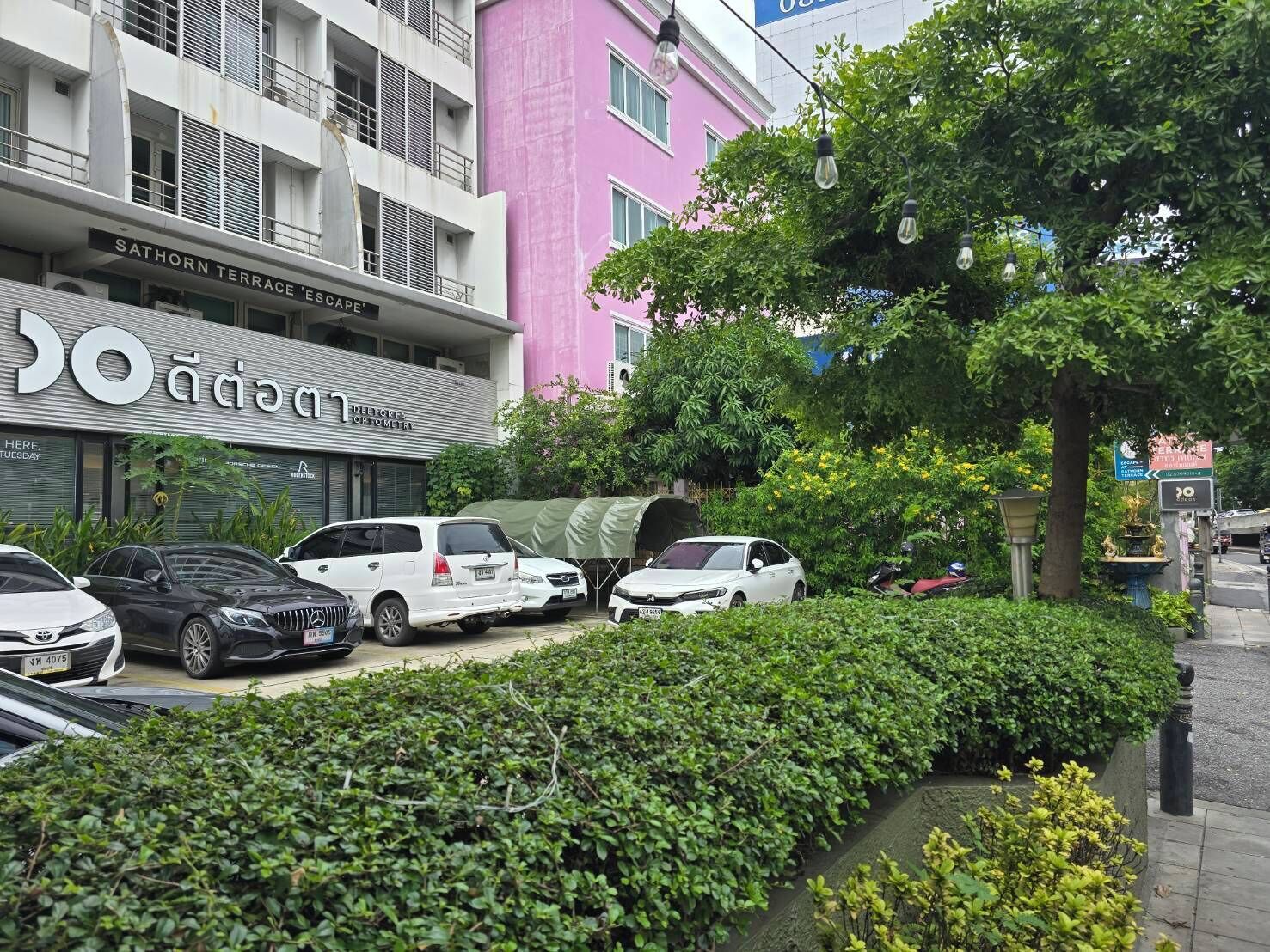 Photo - Somewhere to Escape - Hometel