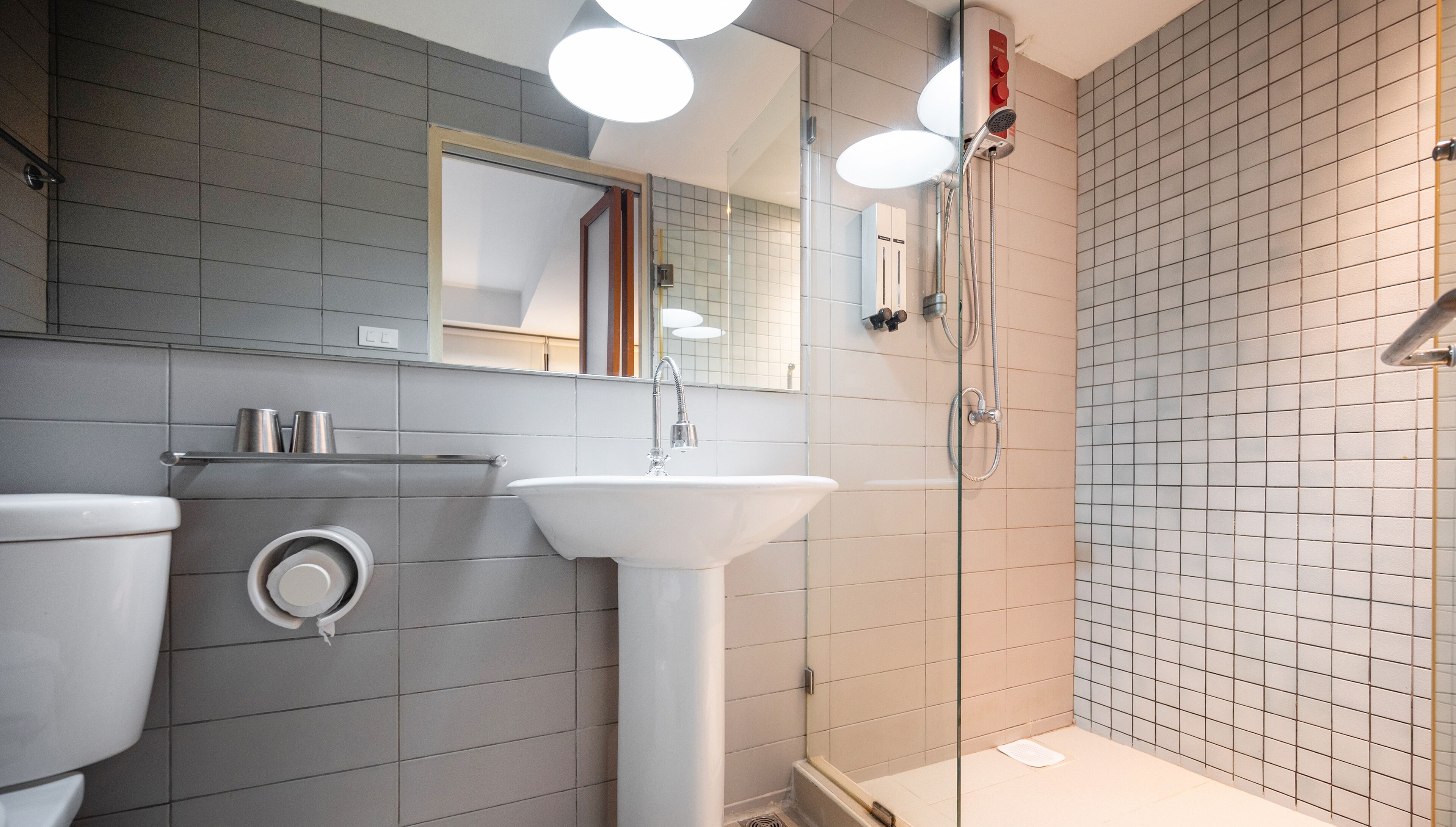 Photo - Somewhere to Escape - Hometel