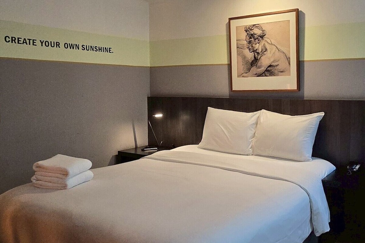 No.4 Starshine Studio : Queen bed + working table | 1 phòng ngủ, trang trí khác biệt