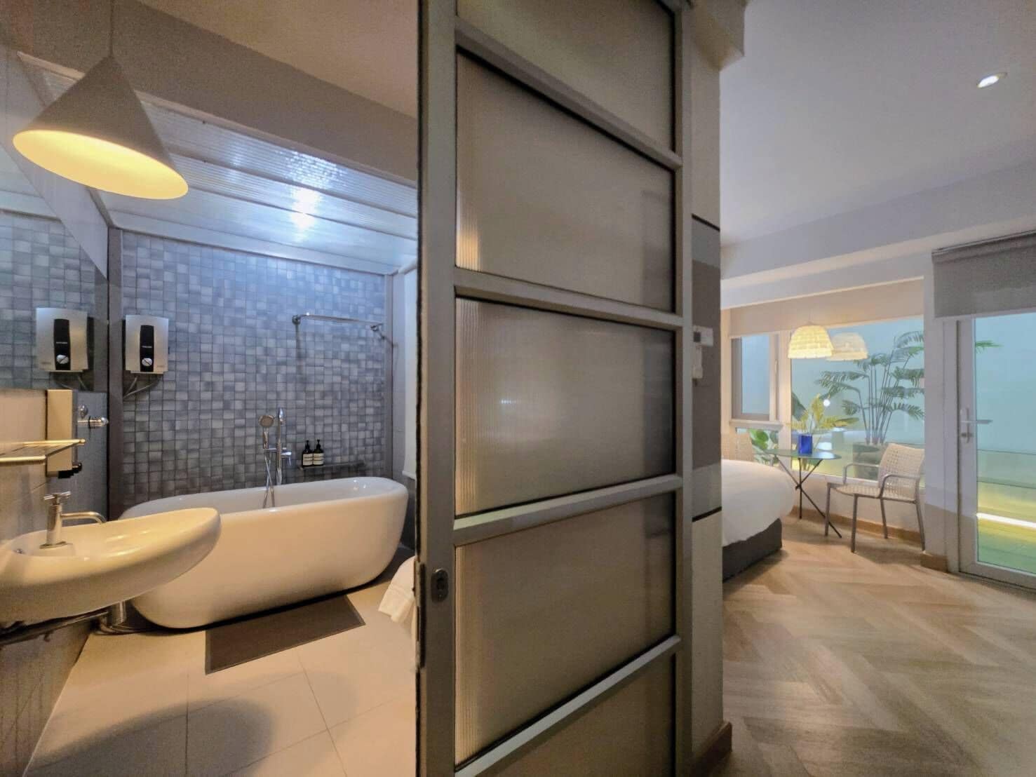 Photo - Somewhere to Escape - Hometel