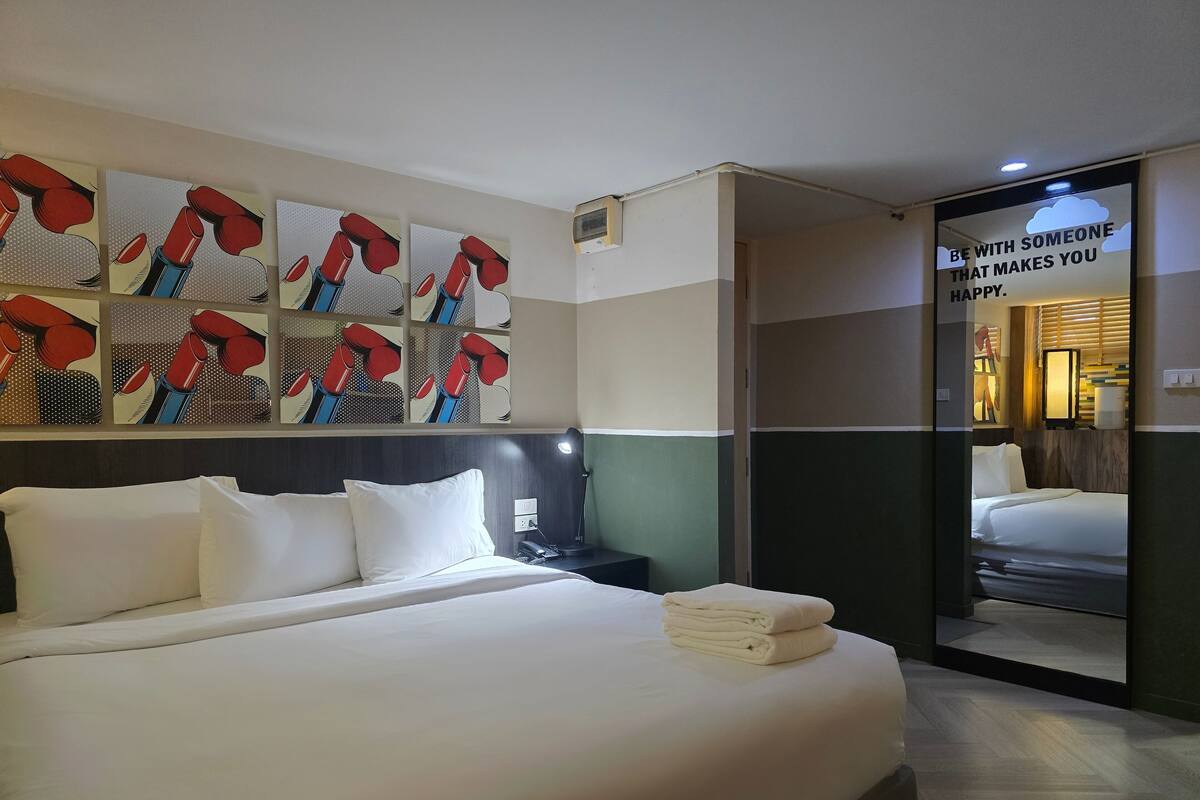No.3 King Bed Studio : King bed + working table | Desk, soundproofing, WiFi (free), individually decorated