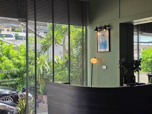 Reception - Somewhere to Escape - Hometel (Bangkok)