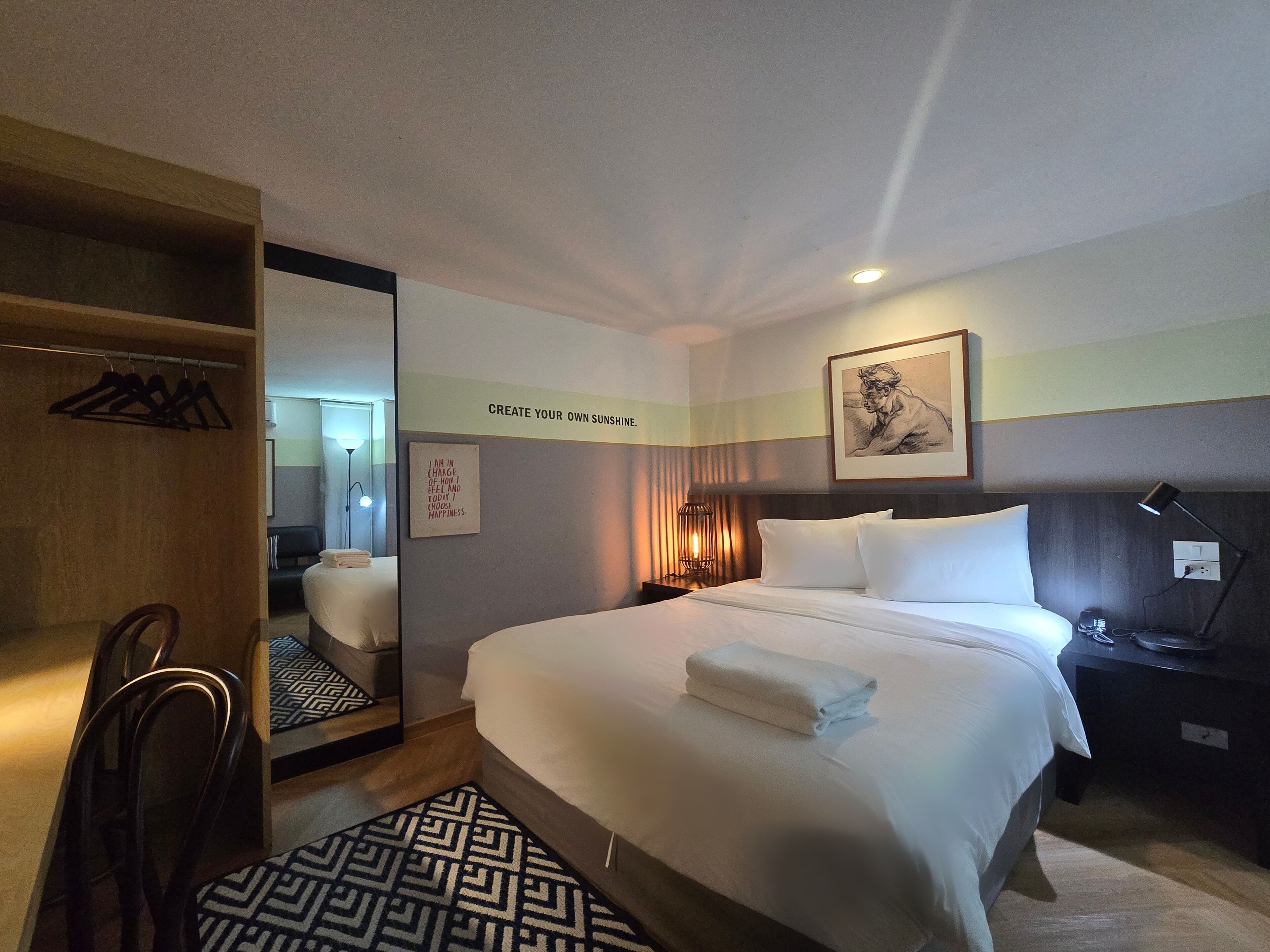 No.4 Starshine Studio : Queen bed + working table | Individuelt dekorert, individuelt innredet, skrivebord og lydisolert