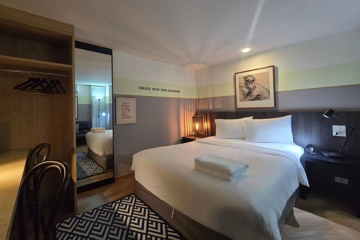No.4 Starshine Studio : Queen bed + working table | Desk, soundproofing, WiFi (free), individually decorated