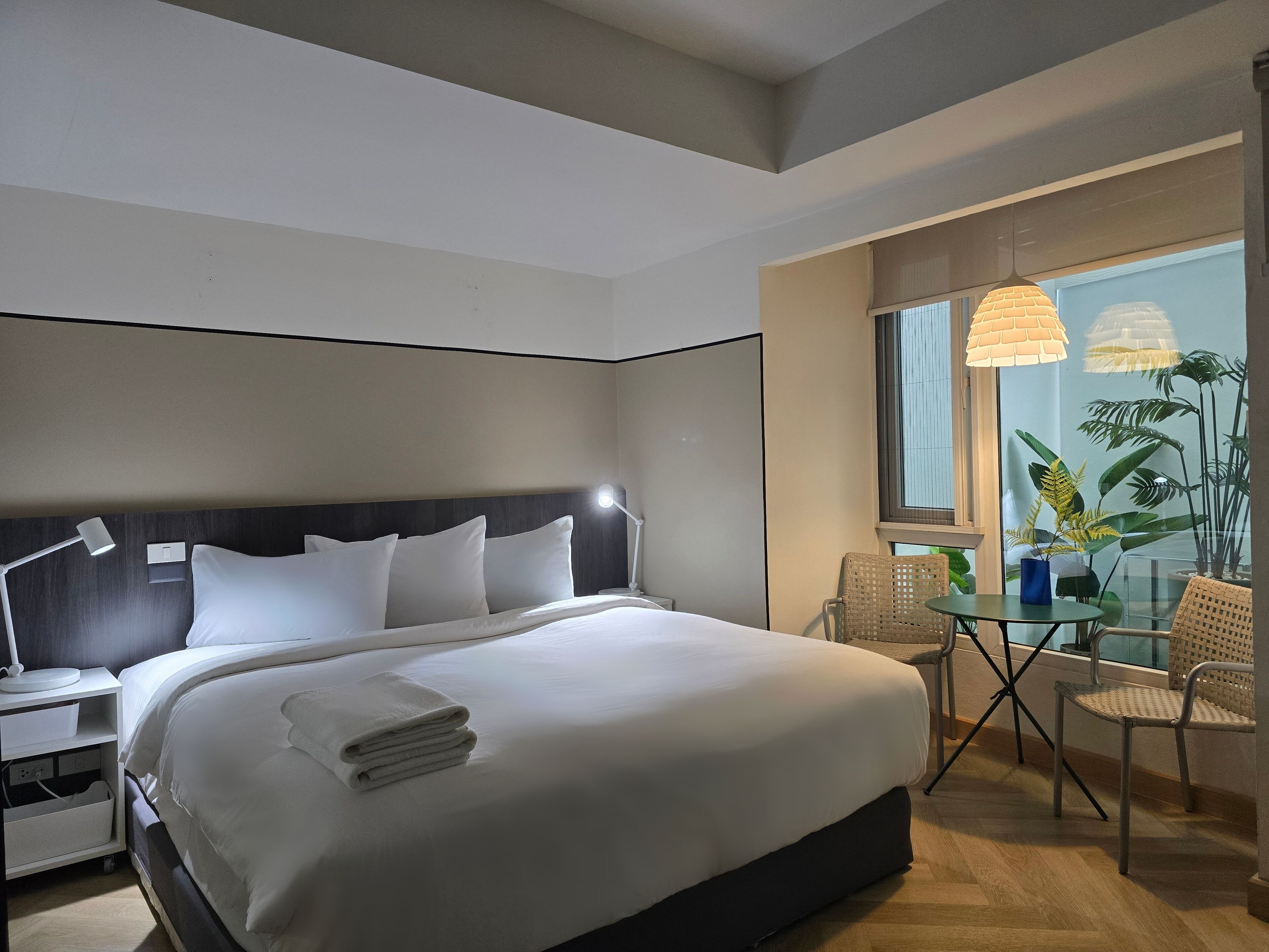 No.6 Garden Escape : King bed + Bathtub (Ground Floor) | Individuelt dekorert, individuelt innredet, skrivebord og lydisolert