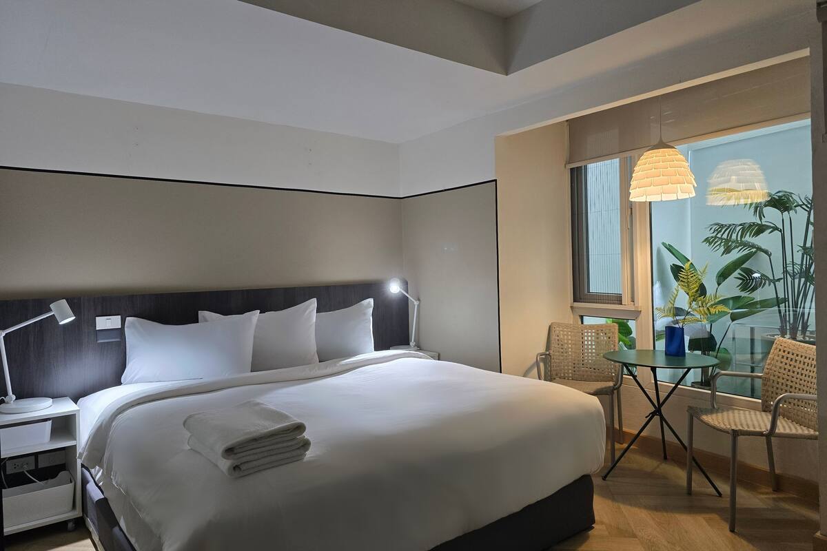 No.6 Garden Escape : King bed + Bathtub (Ground Floor) | Dihias secara berasingan, dilengkapkan perabot secara berasingan, meja