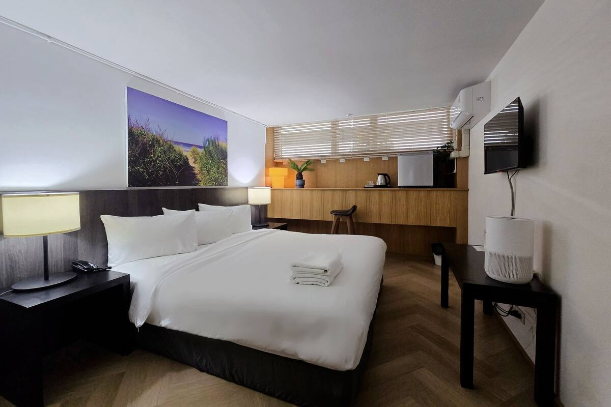 No.2 King Bed Studio : King bed | Desk, soundproofing, WiFi (free), individually decorated