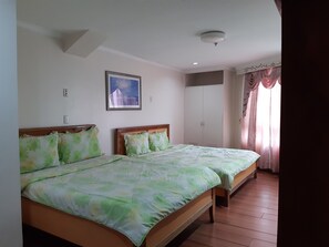 Tremannsrom – familie | Skrivebord og sengetøy