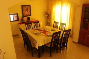 Kontinental frokost hver dag (USD 6 per person)