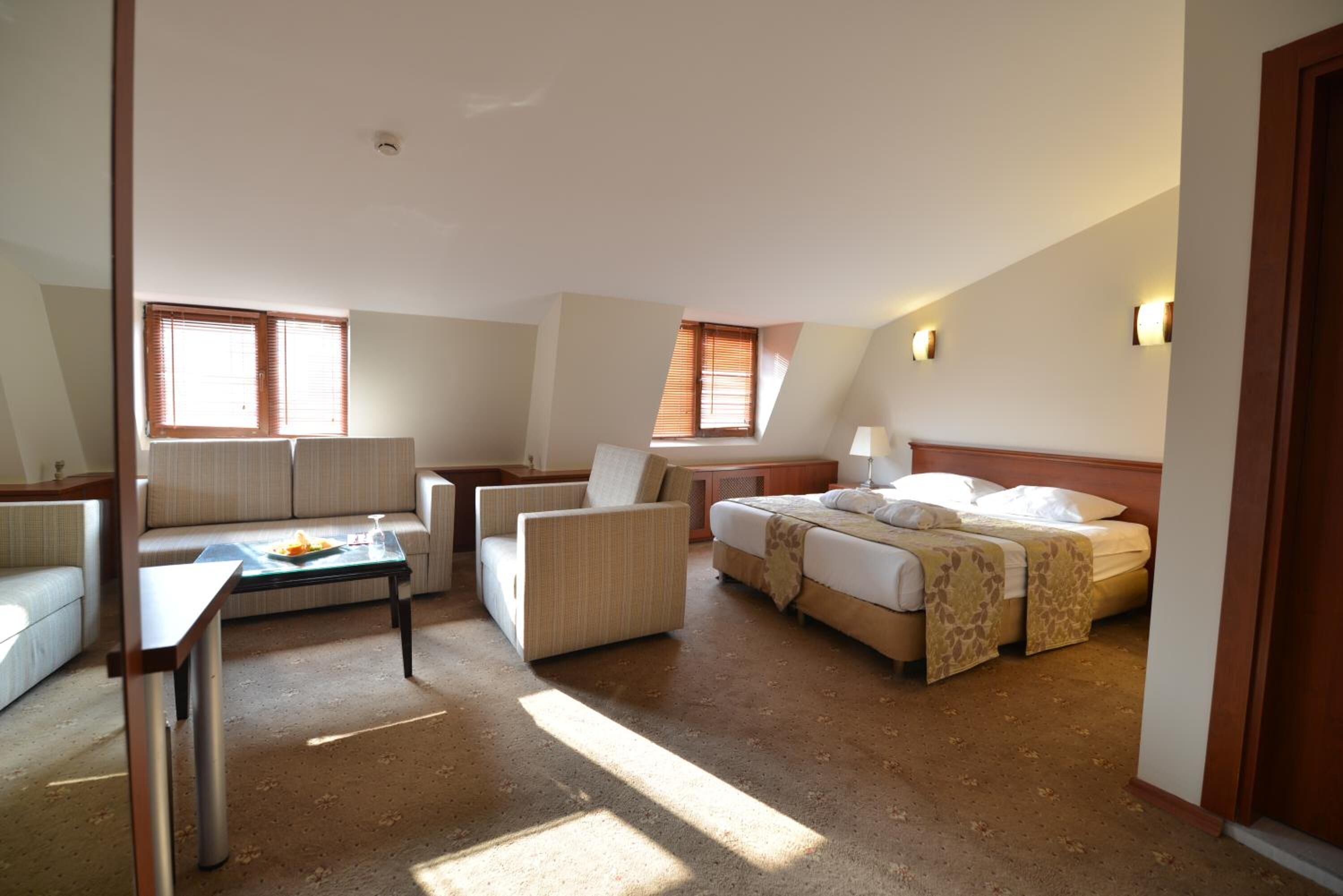 Minibar, caja de seguridad en la habitación y escritorio 