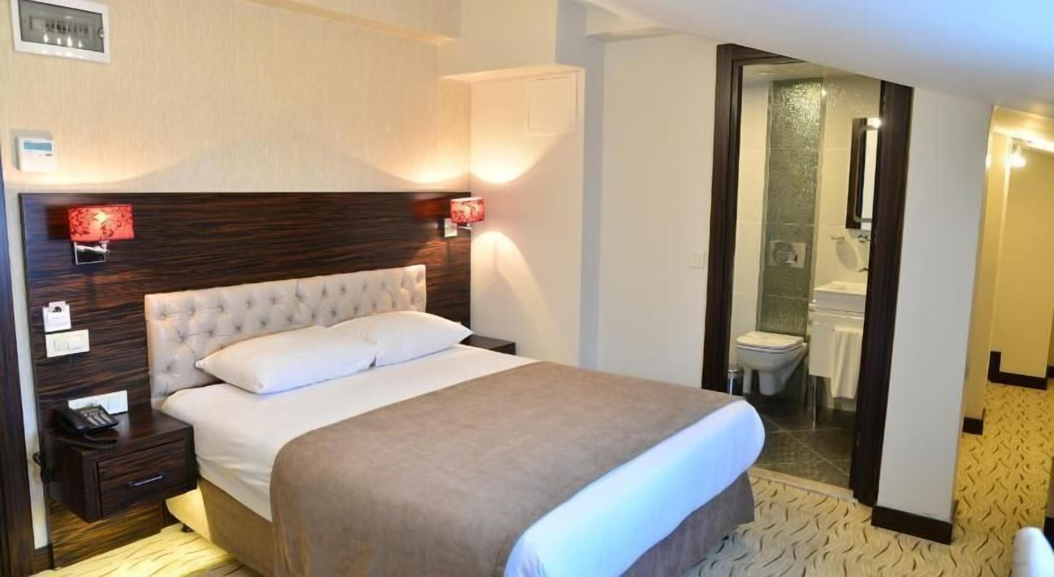 Minibar, odada kasa, masa, ses yalıtımı 